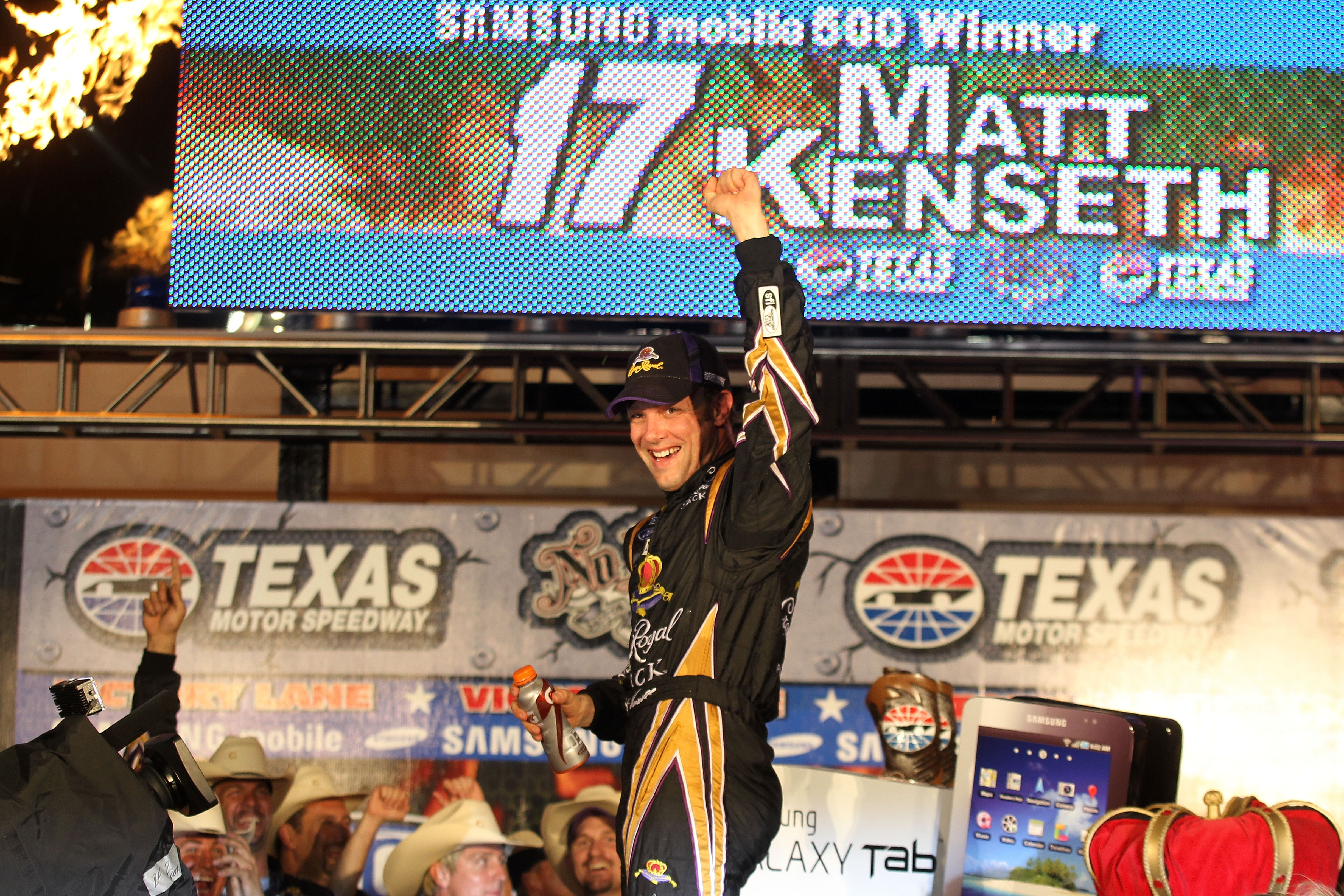 After waiting over two years, Matt Kenseth returned to victory lane Saturday night at the Texas Motor Speedway.