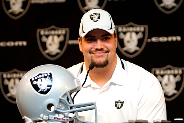 Stefen Wisniewski has a season under his belt in the silver and black.