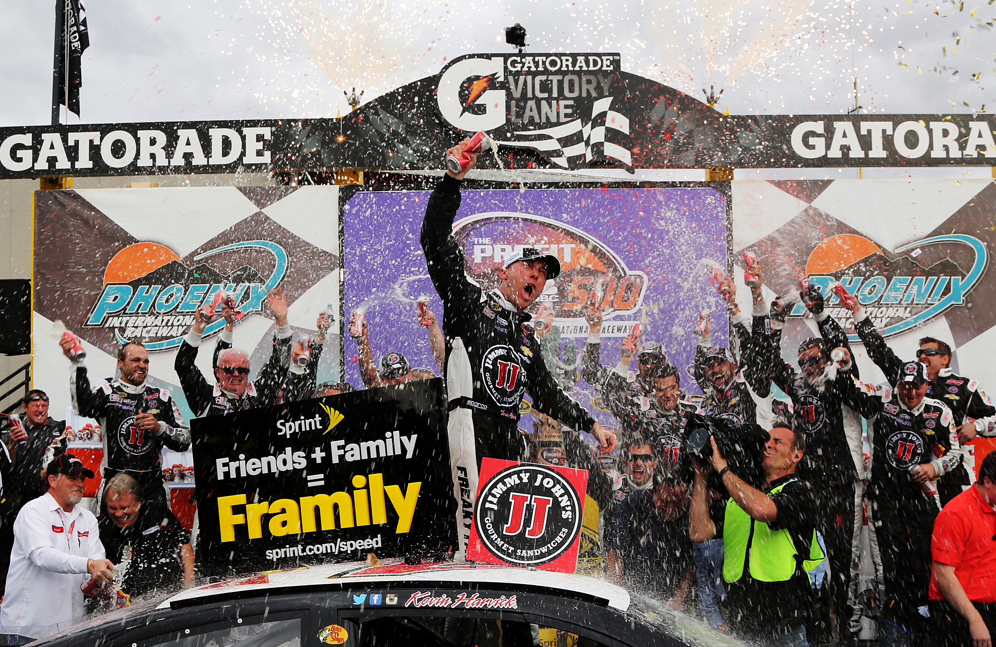 A dominating performance is the only way to sum up Kevin Harvick's win at Phoenix.