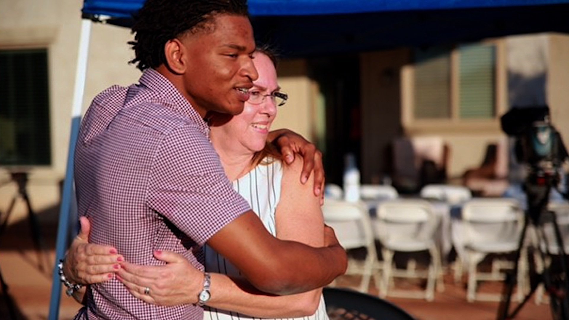 Wanda Dench accidentally invited a stranger to her Thanksgiving dinner via text message -- and remained true to her promise of hosting him. Jamal Hinton joined Dench and her family for dinner.