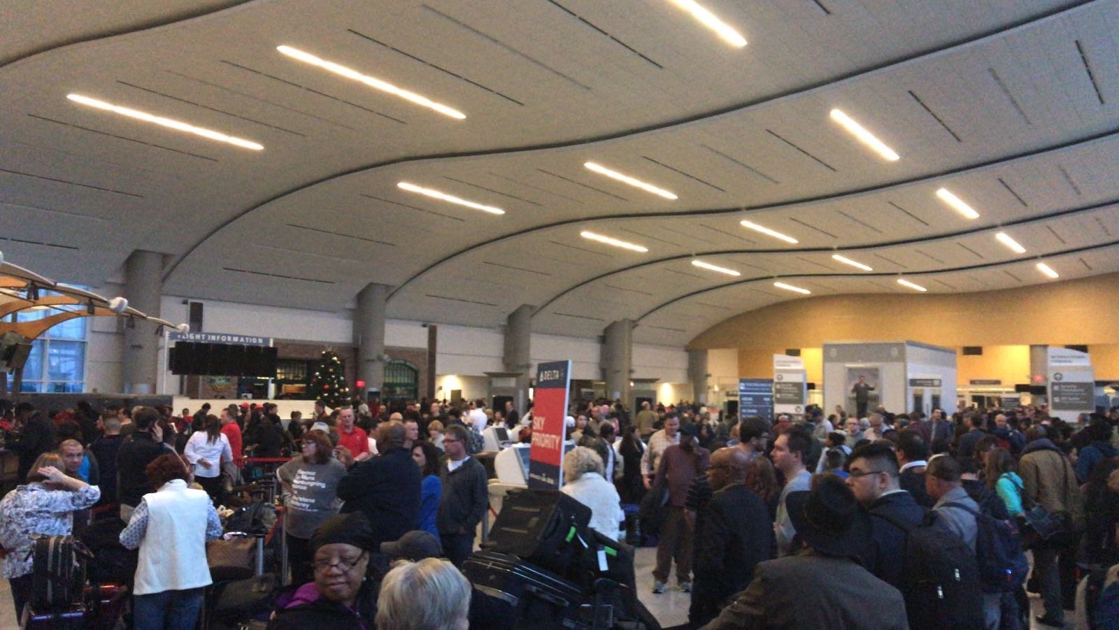 .A power outage at Atlanta International Airport has left thousands of passengers stranded.