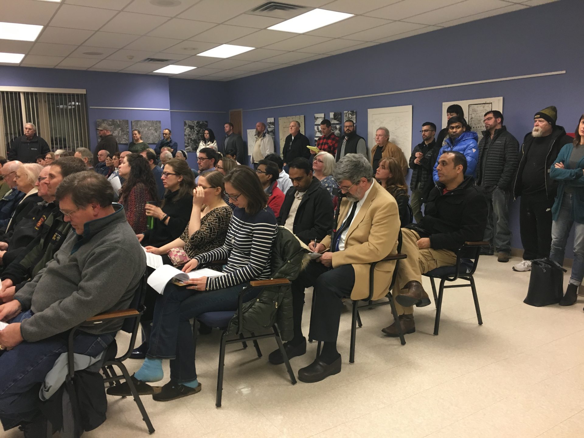 Residents pack a Franklin Park borough council meeting Wednesday night in anticipation of a vote on whether to allow natural gas drilling under a park.

Amy Sisk / StateImpact Pennsylvania