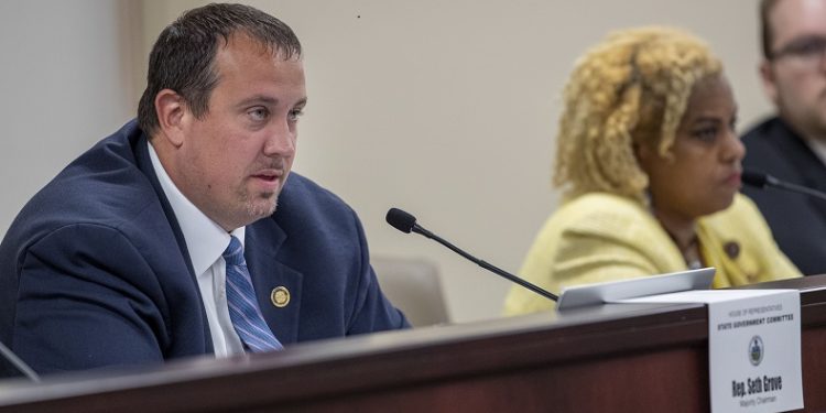 Rep. Seth Grove (R., York), chair of the House State Government Committee and a supporter of the proposed map, did not explain why it wasn’t included in the bill.

ALEJANDRO A. ALVAREZ / Philadelphia Inquirer