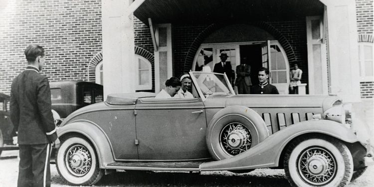 Mme Franklin D. Roosevelt. Devant l'hôtel Belle Plage. Au volant: Mme Roosevelt, chasseur de valise vue de face: Robert Desjardins - Juillet 1931