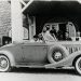 Mme Franklin D. Roosevelt. Devant l'hôtel Belle Plage. Au volant: Mme Roosevelt, chasseur de valise vue de face: Robert Desjardins - Juillet 1931