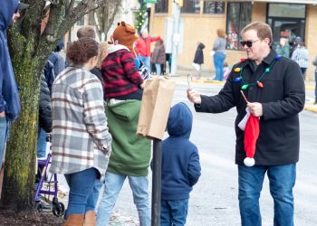 Mayor Mason handing out treats to parade-goers. (Steven McDole)