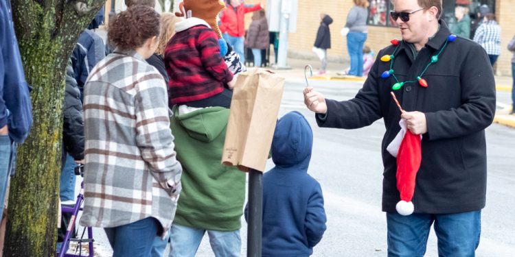 Mayor Mason handing out treats to parade-goers. (Steven McDole)