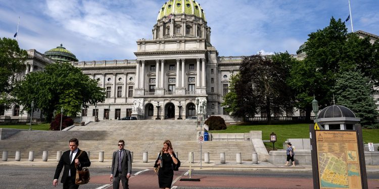 The Pennsylvania Capitol in Harrisburg is preparing for another legislative session.

TOM GRALISH / Philadelphia Inquirer