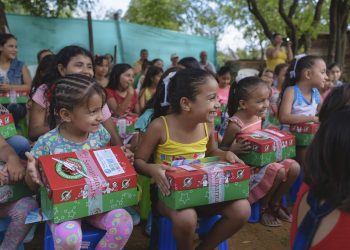 Children in Colombia eagerly await opening their shoebox gifts at the end of a countdown. (Photo courtesy of Samaritan’s Purse)
