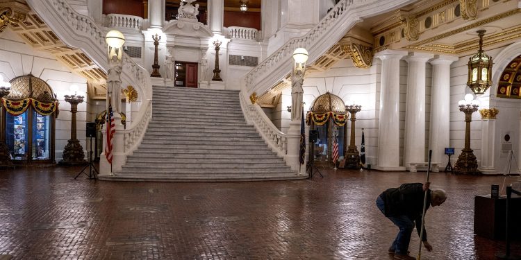 A mostly empty Pa. Capitol rotunda.

Tom Gralish / Philadelphia Inquirer