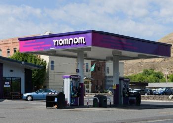 Par Pacific gas station with nomnom branding in Asotin, Washington.

Ian Dewar Photography / Shutterstock