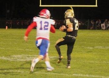 Braden Holland (21) pulls in a pass from quarterback Tyler Dunn for his lone touchdown.