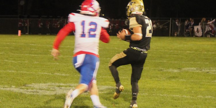 Braden Holland (21) pulls in a pass from quarterback Tyler Dunn for his lone touchdown.