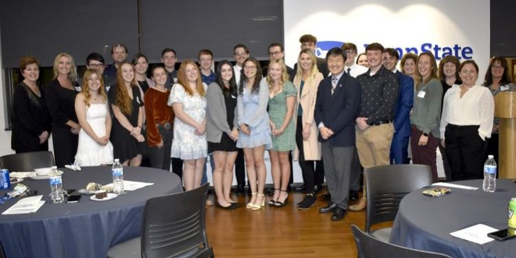 Penn State DuBois honors program students, honors scholars, faculty and staff at the annual Penn State DuBois honors banquet

Credit: Penn State