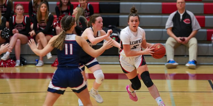 PHOTO CREDIT-Kevin Albertson.
Mia Helsel moves to the basket with the Lady Cardinals converging.